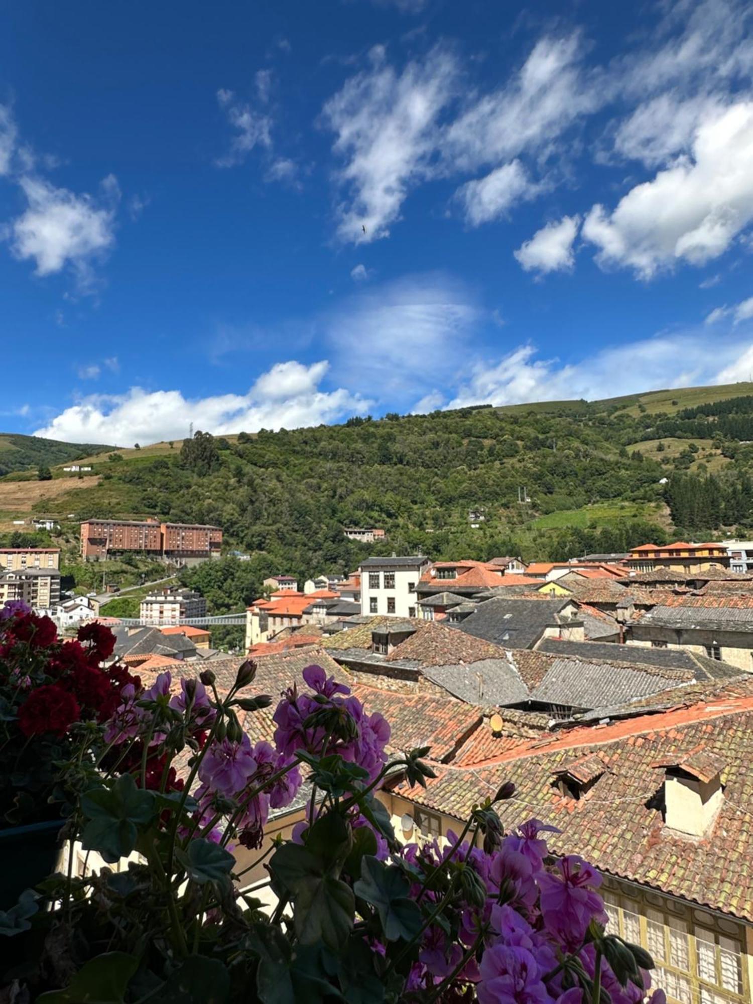 Claren'S Boutique Rooms Cangas De Narcea Exteriör bild